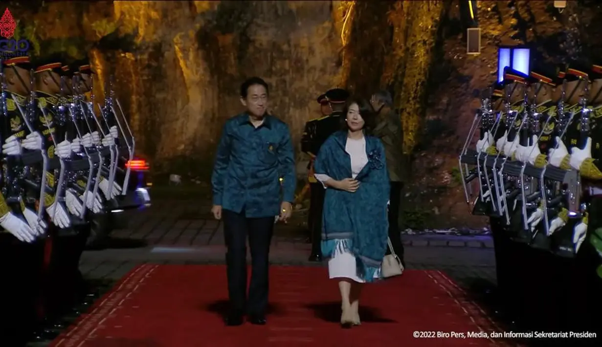 Warna-warni kemeja yang dikenakan para delegasi dunia tersebut berasal dari Kain Tenun Ikat Catri Klungkung Bali.