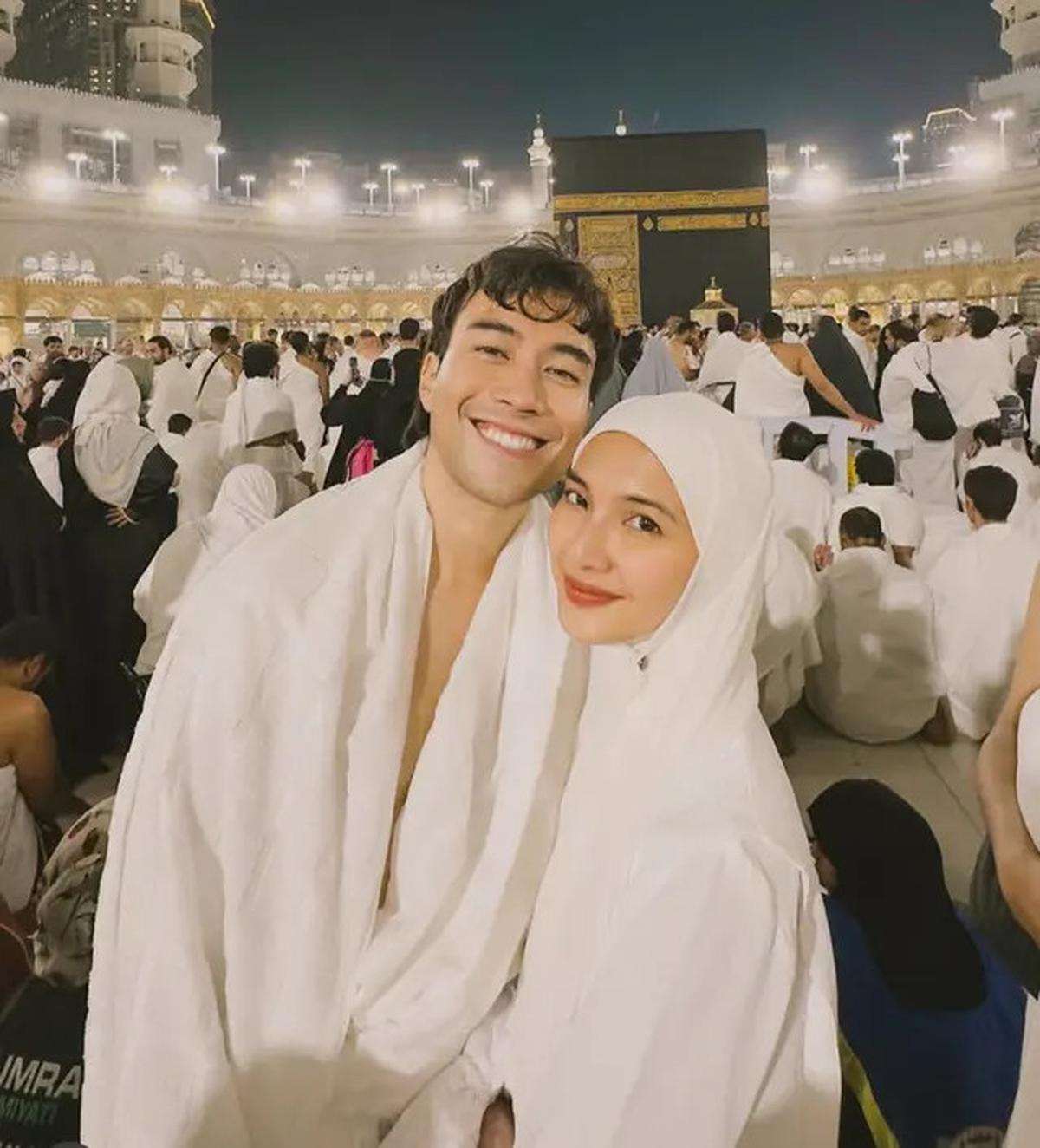Tampilan Empat Pasutri Selebritis Berfoto Depan Ka'bah dengan Pakaian Serba Putih saat Umrah, Aaliyah Massaid hingga Yura Yunira