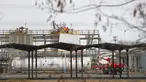 Petugas pemadam kebakaran berada di lokasi ledakan yang melanda sebuah pabrik kimia di kota Kralupy nad Vltavou, Republik Ceko, Kamis (22/3). Ledakan menyebabkan setidaknya enam orang tewas dan beberapa mengalami luka serius. (AP Photo/Petr David Josek)