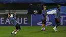 Cristiano Ronaldo berusaha mengontrol bola saat latihan jelang laga Liga Champions. Pada pertemuan terakhir bahkan Cristiano Ronaldo mampu memborong dua gol ke gawang Sporting Lisbon. (EPA/Antonio Cotrim)