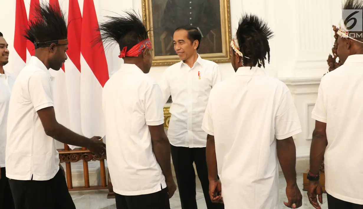 Presiden Joko Widodo (Jokowi) menyambut kedatangan pemenang lomba festival Gapura Cinta Negeri di Istana Merdeka, Jakarta, Selasa (3/9/2019). Jokowi mengundang pemenang lomba festival Gapura Cinta Negeri yang merupakan warga Kabupaten Yapen dan Kabupaten Nduga, Papua. (Liputan6.com/Angga Yuniar)