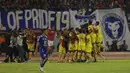 Para punggawa Sriwijaya FC merayakan kemenangan atas Arema Cronus pada babak semi final Piala Presiden di Stadion Manahan, Solo, Minggu (11/10/2015). Sriwijaya berhasil lolos ke babak final. (Bola.com/Nicklas Hanoatubun)