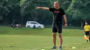 Pelatih Timnas Indonesia U-16, Nova Arianto memberi instruksi kepada para pemainnya saat menghadapi SSB Terang Bangsa pada laga uji coba di Lapangan Yogyakarta International School (YIS), Jumat (31/5/2024). (Bola.com/Radifa Arsa)
