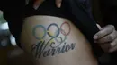 Atlet BMX asal Venezuela, Stefany Hernandez memperlihatkan tato lambang Olimpiade 2016 di bagian tubuh di Caracas pada 25 April 2020. Selain pernah meraih perunggu Olimpiade, Hernandez merupakan juara dunia BMX 2015. (AP/Matias Delacroix)