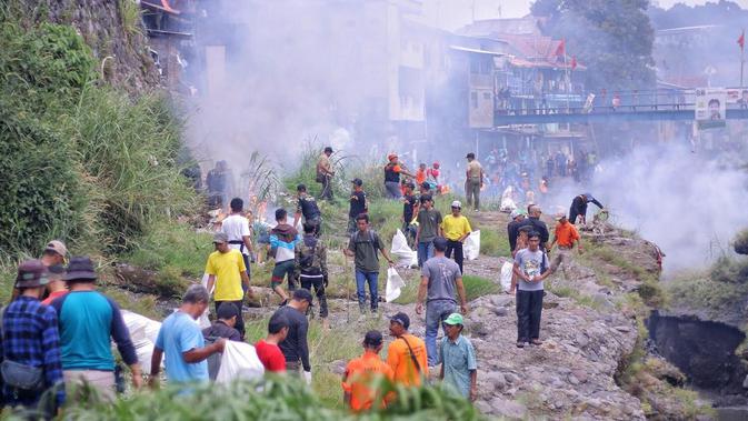 Relawan bersihkan Sungai Ciliwung (Liputan6/Achmad Sudarno)