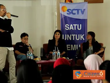 Eksekutif Produksi SCTV, Nicholas Andries menjadi pembicara dalam ajang SCTV Goes to Campus 2012 di Kampus Universitas Padjajaran, Bandung, Kamis (08/03).