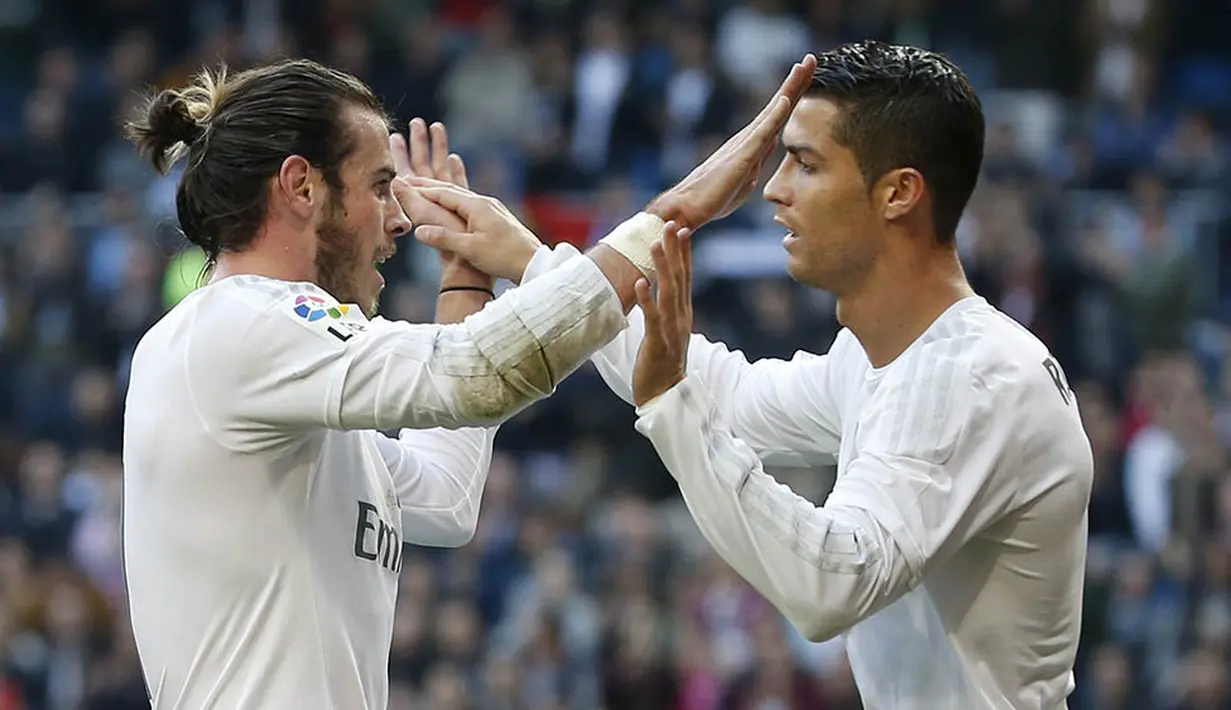 Bintang Real Madrid, Cristiano Ronaldo dan Gareth Bale, merayakan gol ke gawang Getafe pada laga La Liga, Spanyol di Stadion Santiago Bernabeu, Spanyol, Sabtu (5/12/2015). (Reuters/Susana Vera)