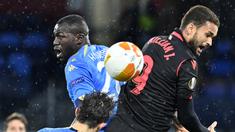 Bek Napoli, Kalidou Koulibaly (kiri), berduel udara dengan striker Real Sociedad, Willian Jose, dalam laga lanjutan Liga Europa 2020/21 Grup F di Diego Armando Maradona Stadium, Kamis (10/12/2020). Napoli bermain imbang 1-1 dengan Real Sociedad. (AFP/Alberto Pizzoli)