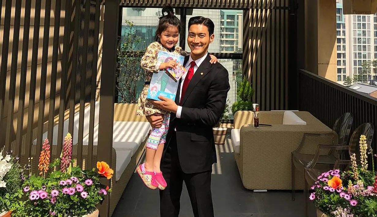 Hubungan paman dan keponakan yang kompak ini membuat para netizen memberikan banyak pujian. (Liputan6.com/twitter/@siwonchoi)