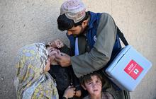 Anak-anak Afghanistan Jalani Vaksinasi Polio