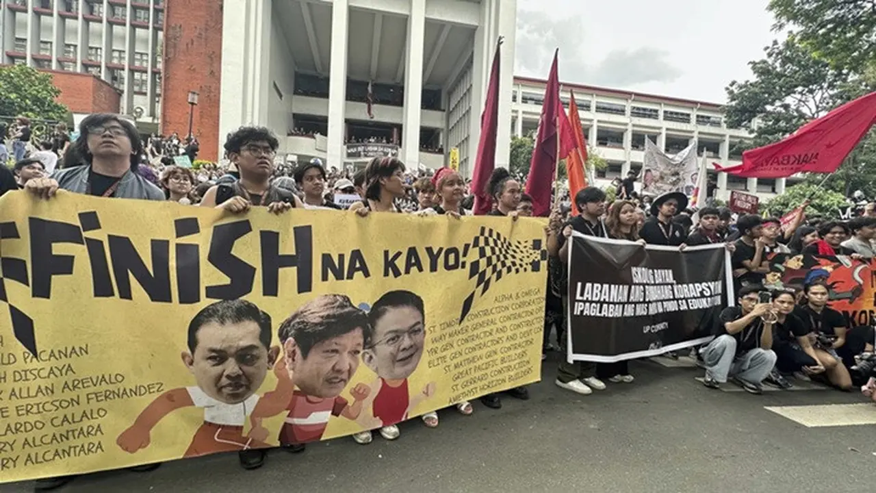 Ratusan mahasiswa di Universitas Filipina memprotes korupsi dalam proyek-proyek pemerintah di Manila, Filipina, Jumat (12/9/2025).