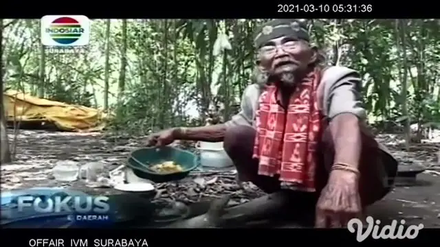 Seorang pria berusia 80 tahun di Kabupaten Jombang, Jawa Timur tinggal seorang diri di gubuk dalam kebun bambu. Dengan dikelilingi tumpukan sampah, kondisi yang tak layak dan tidak sehat tersebut terpaksa dijalani karena keterbatasan ekonomi.