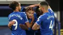 Striker Everton, Richarlison (tengah) melakukan selebrasi bersama rekan setim usai mencetak gol ke gawang Southampton dalam laga lanjutan Liga Inggris 2020/21 pekan ke-26 di Goodison Park, Liverpool, Senin (1/3/2021). Everton menang 1-0 atas Southampton. (AFP/Clive Brunskill/Pool)