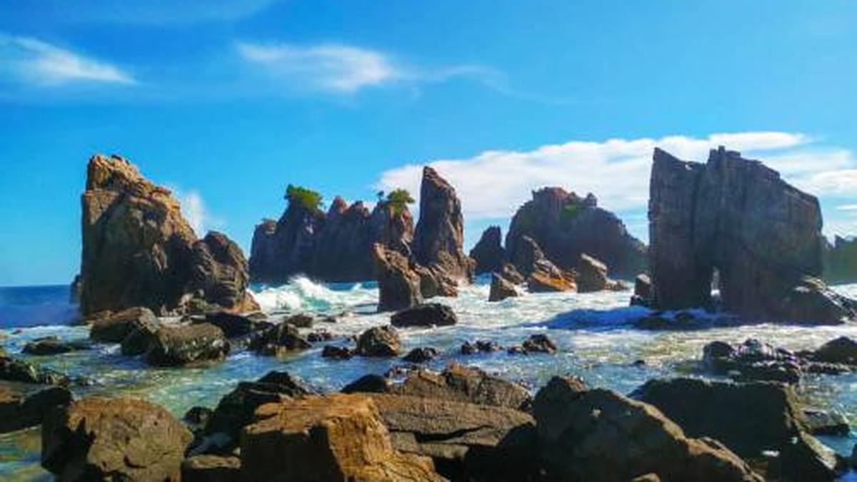 Pantai Gigi Hiu, Tajamnya Pesona Karang Menjulang di Ujung Selatan Sumatra Membuat Takjub Setiap Mata