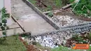 Citizen6, Semarang: Inilah tumpukan sampah di sekitar Gedung FISIP UNDIP lantai bawah.(kelompok 23)