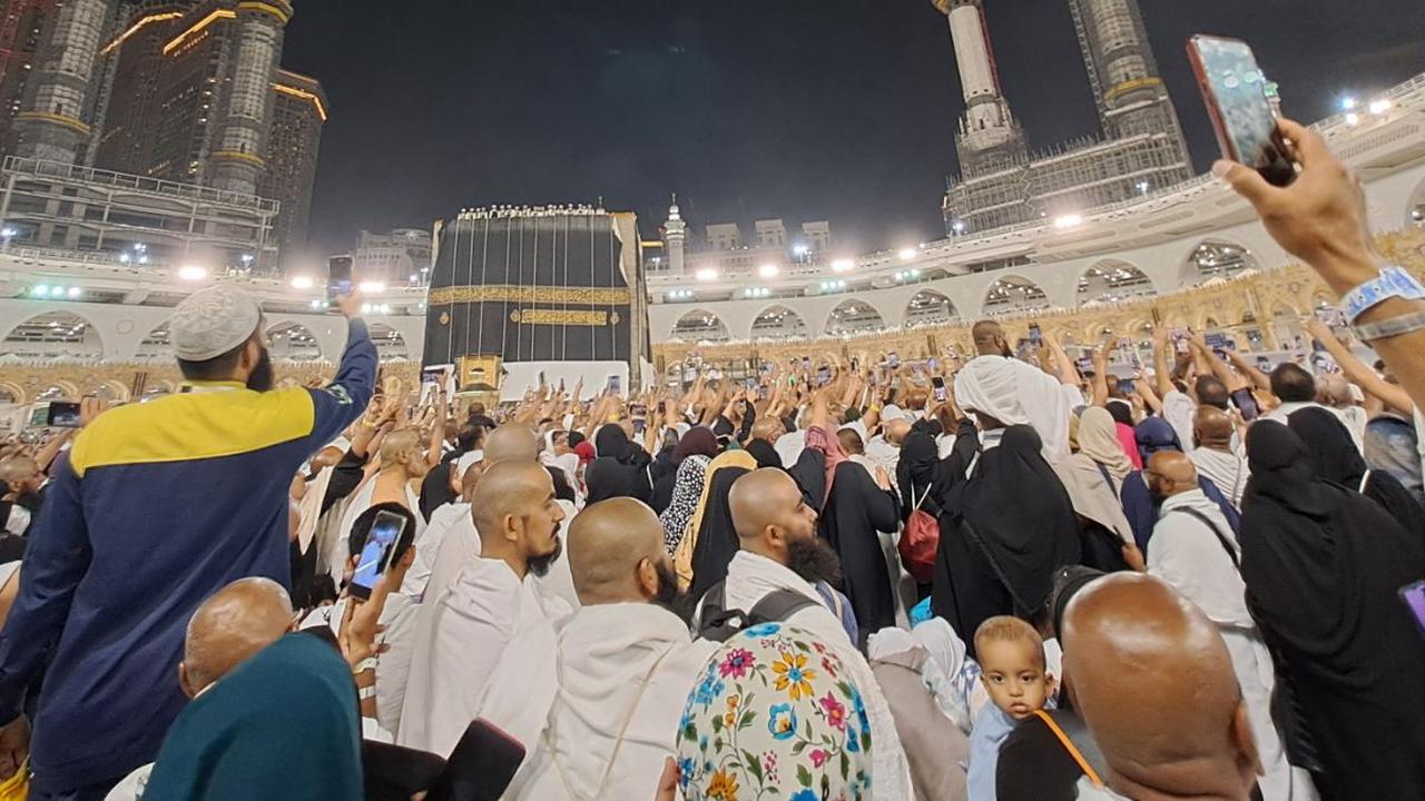 Kiswah atau kain penutup Ka'bah di Masjidil Haram, Makkah diganti bertepatan dengan malam tahun baru Islam, 1 Muharram 1445 Hijriah atau Selasa, 18 Juli 2023. Pergantian kiswah Ka'bah ini dilakukan setiap tahun sekali.