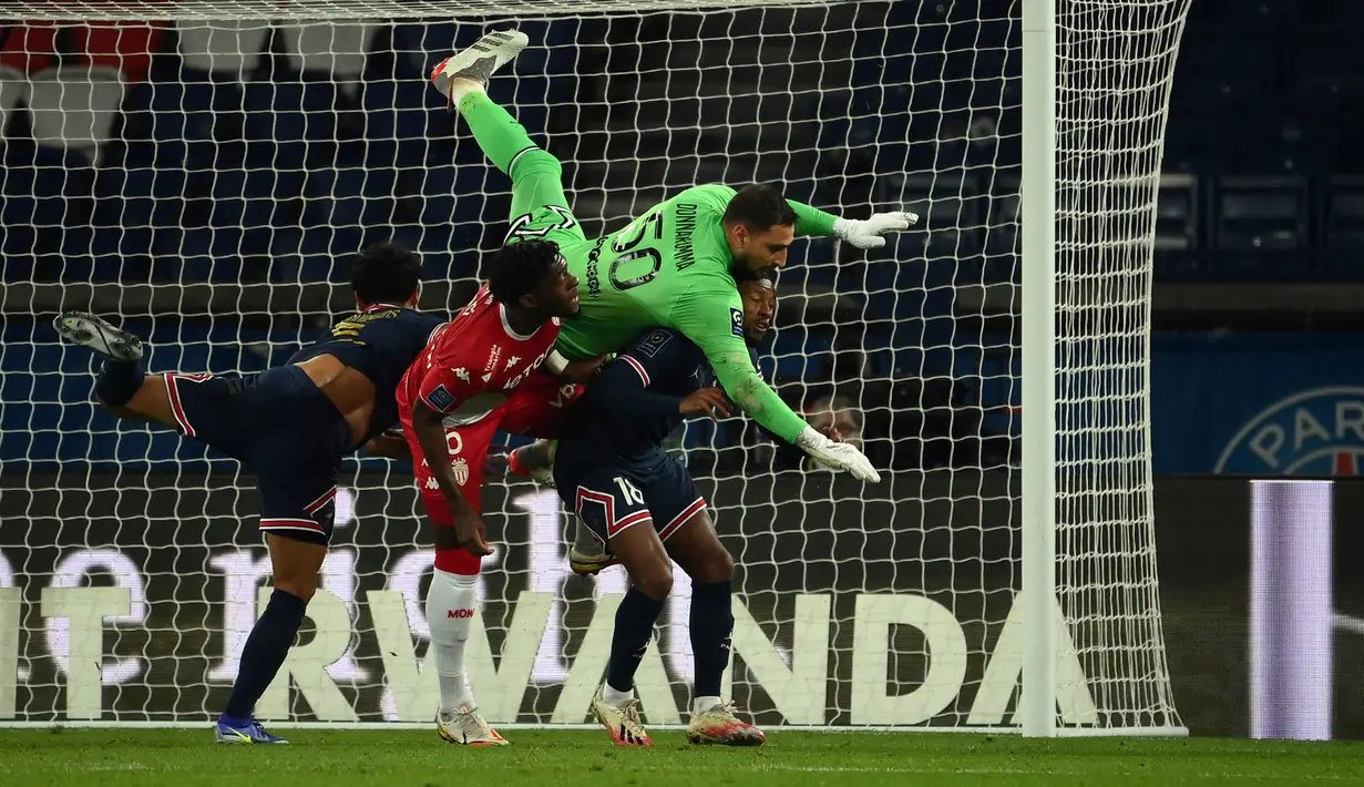Gianluigi Donnarumma. Kiper asal Italia yang digaet gratis PSG dari AC Milan pada awal 2021/2022 ini ternyata memiliki nilai jual tertinggi setara dengan Thibaut Courtois, 65 juta euro. Meski belum jadi kiper utama di PSG, aksi briliannya di Euro 2020 jadi pertimbangannya. (AFP/Franck Fife)
