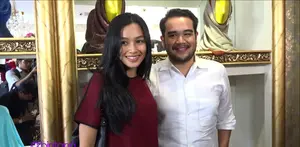 Tya Arifin sumringah saat diberikan pujian oleh calon suaminya, Asyraf Khalid. Meskipun mereka berdua berasal dari negeri yang berbeda, mereka siap untuk menjalankan suka duka kehidupan bersama.