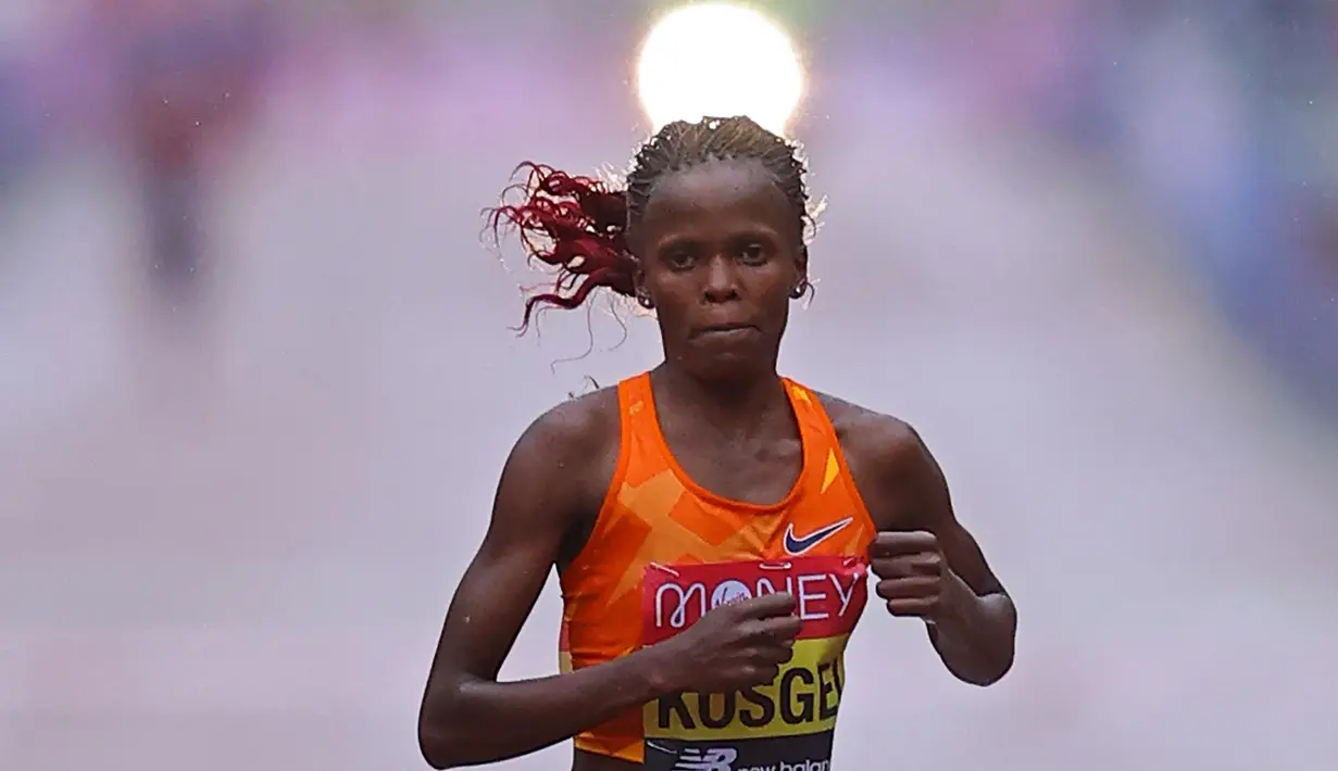 Brigid Kosgei dari Kenya berlari selama ajang London Marathon ke-40 kategori elit putri di London, Inggris, Minggu (4/10/2020). Juara bertahan Brigid Kosgei meraih kemenangan dalam dua jam 18,58 menit. (Richard Heathcote / POOL / AFP)