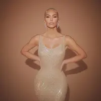 Meski tak mengikuti model rambut Marilyn Monroe, namun transformasi Kim Kardashian total dengan blonde hair color. (Foto: Instagram @kimkardashian)