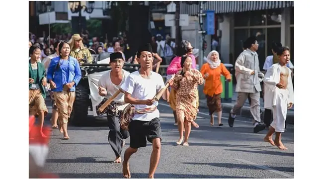 Semangat membara para lakon saat memainkan drama teatrikal penyobekan benderan Belanda.