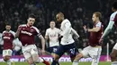 Gelandang Tottenham, Lucas Moura membawa bola dari kawalan dua pemain West Ham Declan Rice dan Tomas Soucek pada perempat final Piala Liga Inggris di Stadion Tottenham Hotspur, London, Kamis (23/12/2021). Kemenangan mengantar Chelsea ke semifinal Piala Liga Inggris. (AP Photo/Rui Vieira)