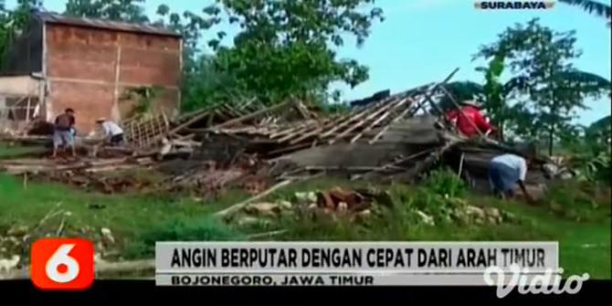 VIDEO: Angin Kencang Menyapu 2 Bangunan Rumah di Bojonegoro