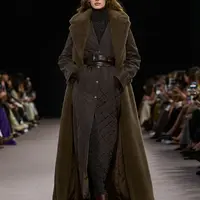 Potret model runway dengan balutan koleksi Max Mara Fall-Winter 2025 (sumber foto: Max Mara)