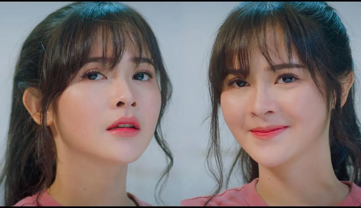 Seperti potret ini, Bella tampil manis dengan korean makeup look yang natural dan segar. Tampak bibirnya dipoles dengan lipstik bergaya ombre lips.