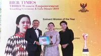 Menko PMK Puan Maharani dianugerahi penghargaan tertinggi dari Majalah Her Times. (Dok Kementerian Koordinator Bidang Pembangunan Manusia dan Kebudayaan)