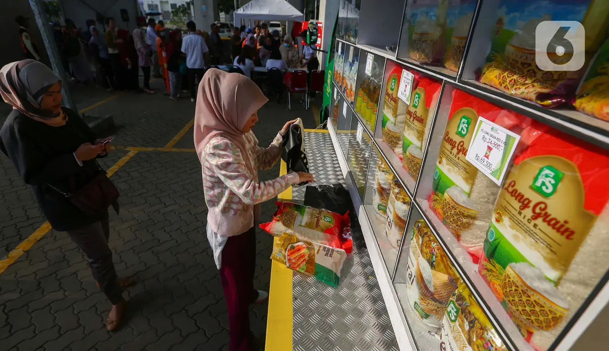 Kegiatan Bazar Ramadan Sembako Murah LRT Jakarta tersebut akan berlangsung hingga 28 Maret 2024. (Liputan6.com/Angga Yuniar)