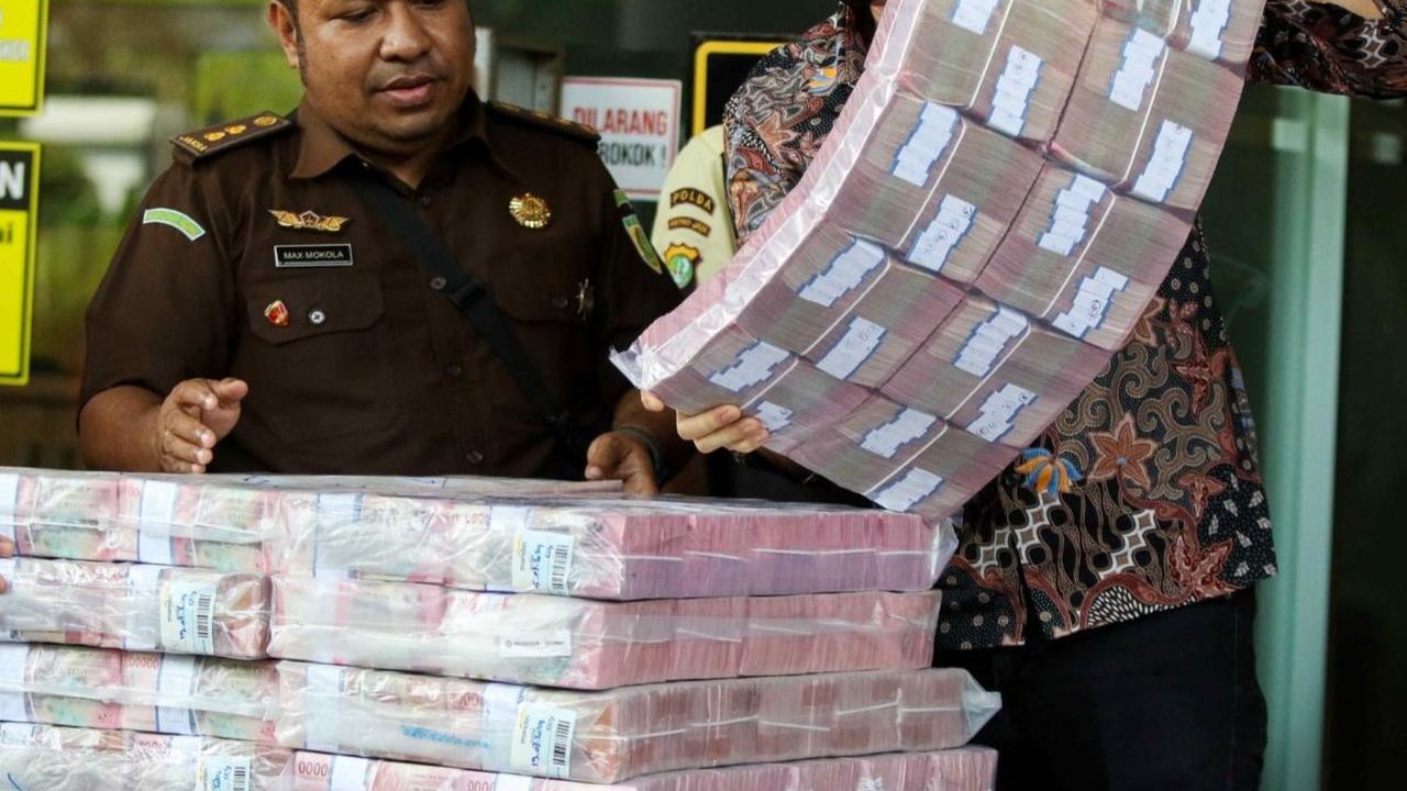 Kejaksaan Negeri Jakarta Selatan menampilkan barang bukti berupa uang tunai dan tas mewah milik tersangka kasus dugaan korupsi di PT Timah, Harvey Moeis dan Helena Lim, dalam sebuah konferensi pers pada Senin (22/7/2024). Foto: Liputan6.com / Herman Zakha