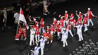 Kontinten Indonesia di Paralimpiade Tokyo 2020 menggunakan baju tradisional pada upacara pembukaan yang digelar di Olympic Stadium, Selasa (24/8/2021) malam WIB. (AFP/Charly Triballeau)