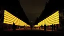 Para pengunjung berjalan melewati lentera kertas saat Festival Mitama di Kuil Yasukuni, Tokyo, Jepang, Rabu (14/7/2021). Festival Mitama dirayakan sejak 1947 untuk menghormati jiwa para arwah yang diabadikan serta tentara yang gugur dari perang Jepang di masa lalu. (BEHROUZ MEHRI/AFP)