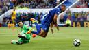 Pemain Leicester City, Danny Drinkwater, terjatuh di dalam kotak penalti Arsenal dalam laga Premier League di Stadion King Power, Leicester, (20/8/16). (Reuters/Darren Staples)