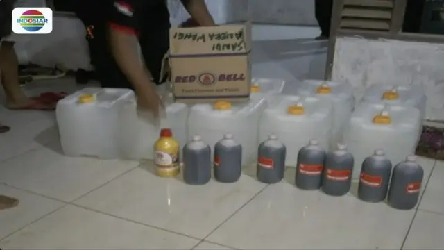Aparat kepolisian perketat pemeriksaan di Pelabuhan Ketabang, Banyuwangi, Jawa Timur, untuk memberantas peredaran minuman keras oplosan.