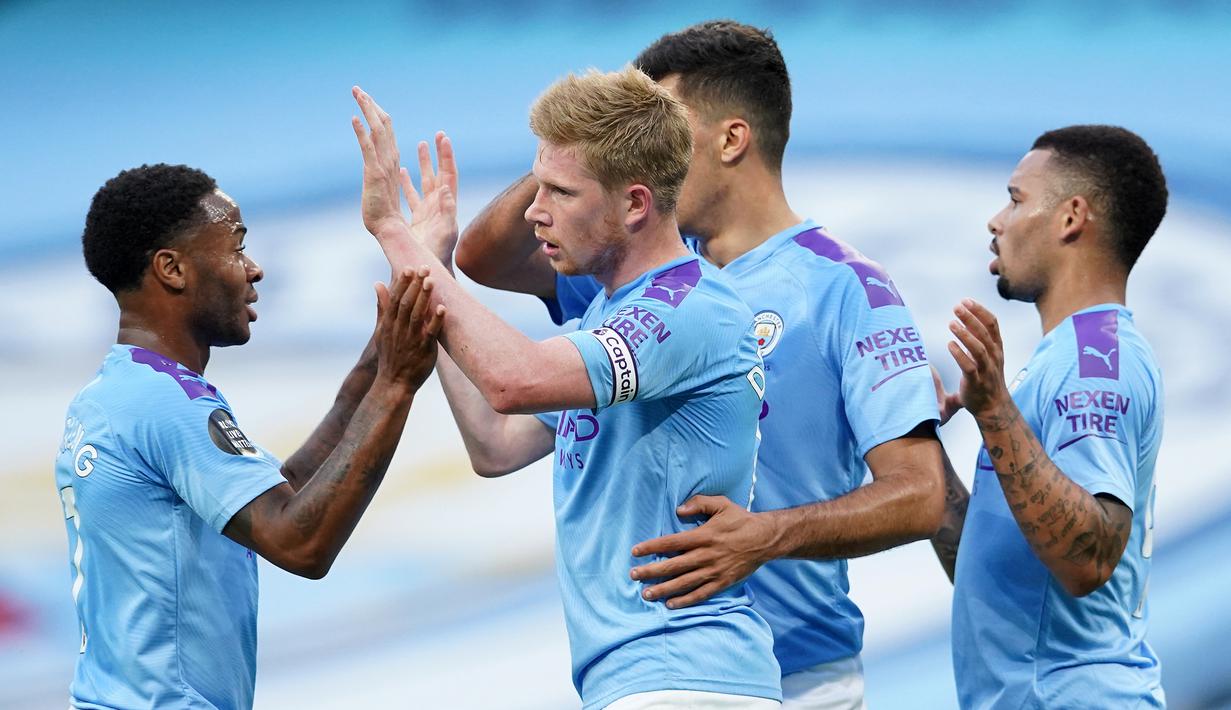 Pemain Manchester City merayakan gol yang dicetak Kevin De Bruyne ke gawang Liverpool pada laga lanjutan Premier League pekan ke-32 di Stadion Etihad, Jumat (3/7/2020) dini hari WIB. Manchester City menang 4-0 atas Liverpool. (AFP/Dave Thompson/pool)