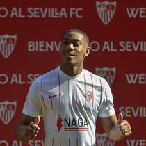 Sevilla resmi memperkenalkan Anthony Martial sebagai pemain baru di Stadion Ramon Sanchez Pizjuan, Rabu, 26 Januari 2022. Penyerang asal Prancis itu didatangkan dari Manchester United dengan status pinjaman selama enam bulan. (CRISTINA QUICLER / AFP)