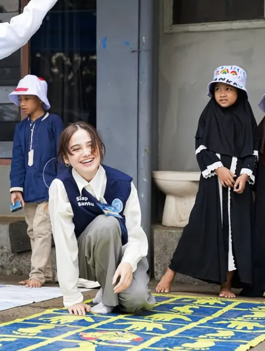 Gayanya begitu sederhana, tampilan wajah tanpa makeup disertai rambut yang diikat sederhana tak sirnakan kecantikannya. [Foto: Instagram/ Syifa Hadju]