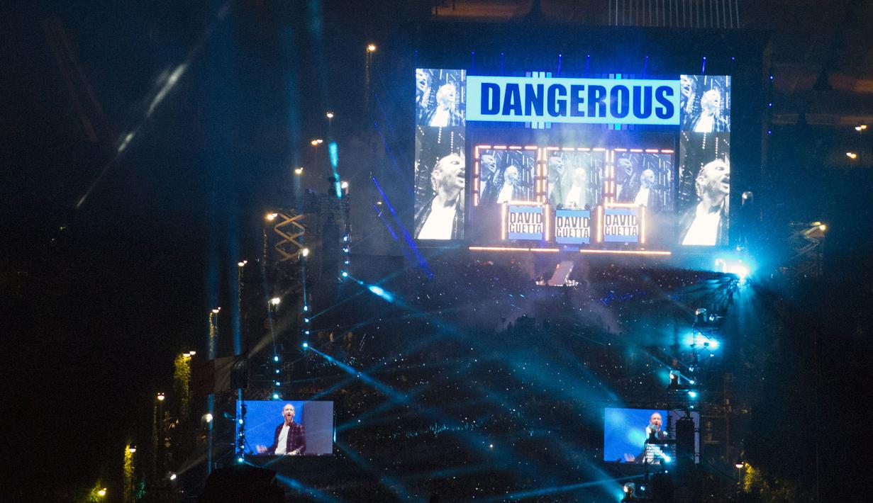 Penampilan musisi mewarnai acara Champs de Mars yang digelar untuk menyambut Piala Eropa 2016 di Paris fan zone, belakang Menara Eiffel, Prancis, Jumat (10/6/2016). (AFP/Geoffroy Van Der Hasselt)