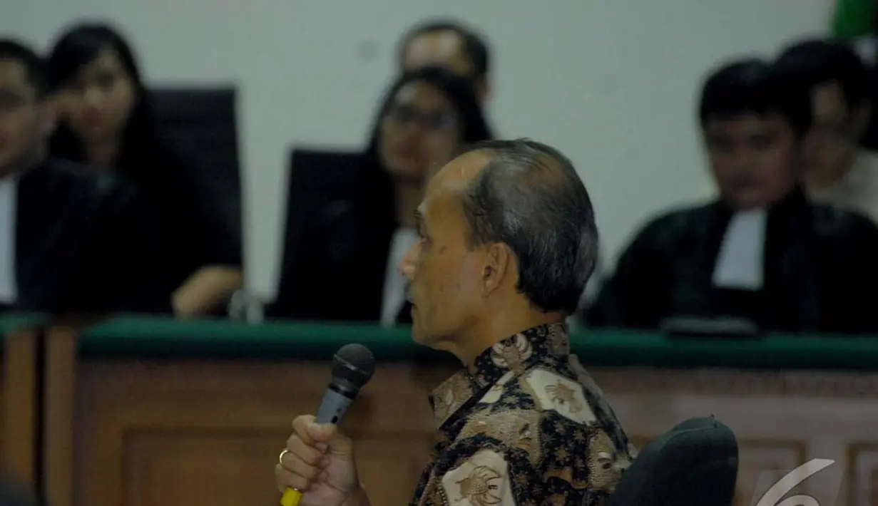 Budi Mulya mengaku kecewa setelah dijatuhi hukuman 10 tahun penjara oleh majelis hakim, PN Tipikor, Jaksel, Rabu (16/7/2014) (Liputan6.com/Miftahul Hayat)