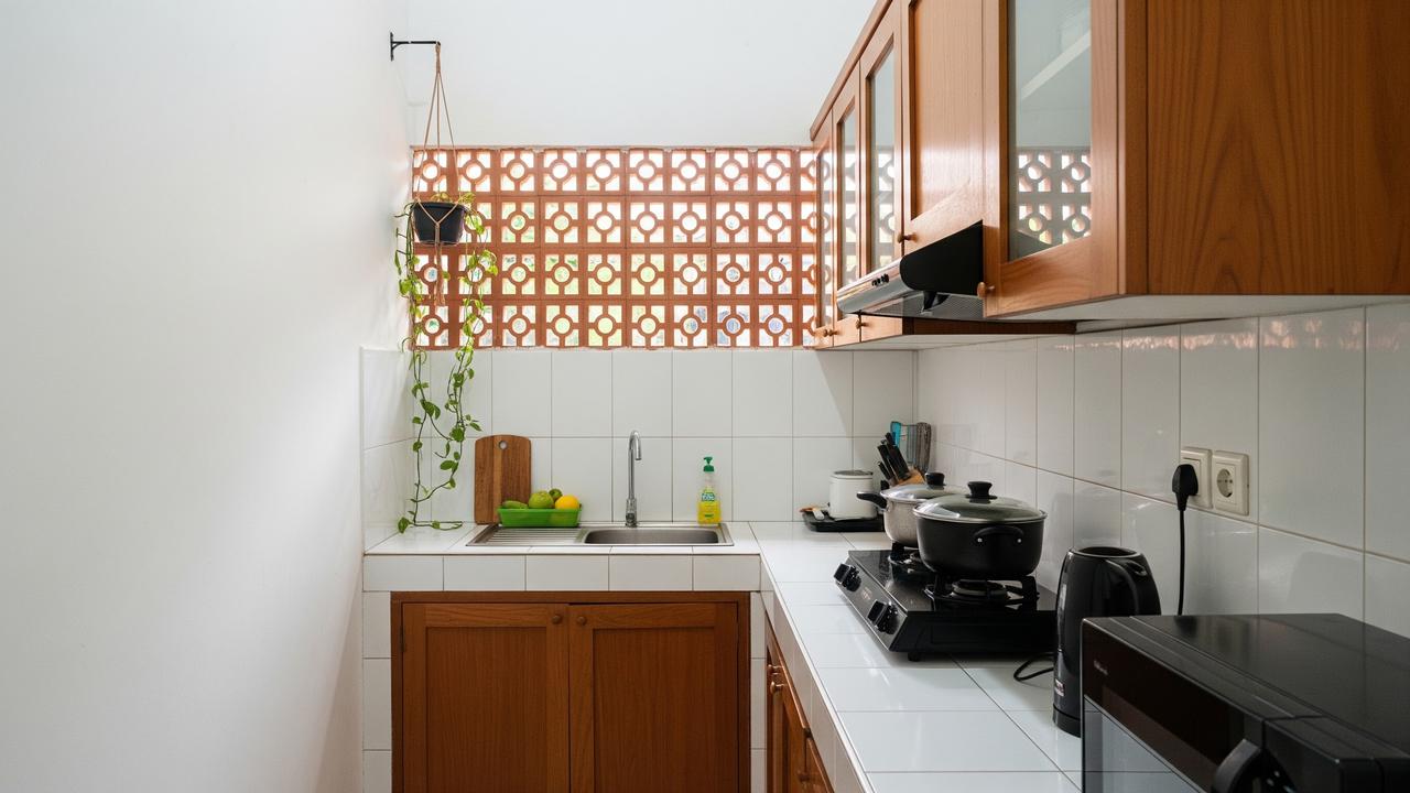Desain Dapur Kecil Minimalis dengan Kombinasi Roster dan Tanaman