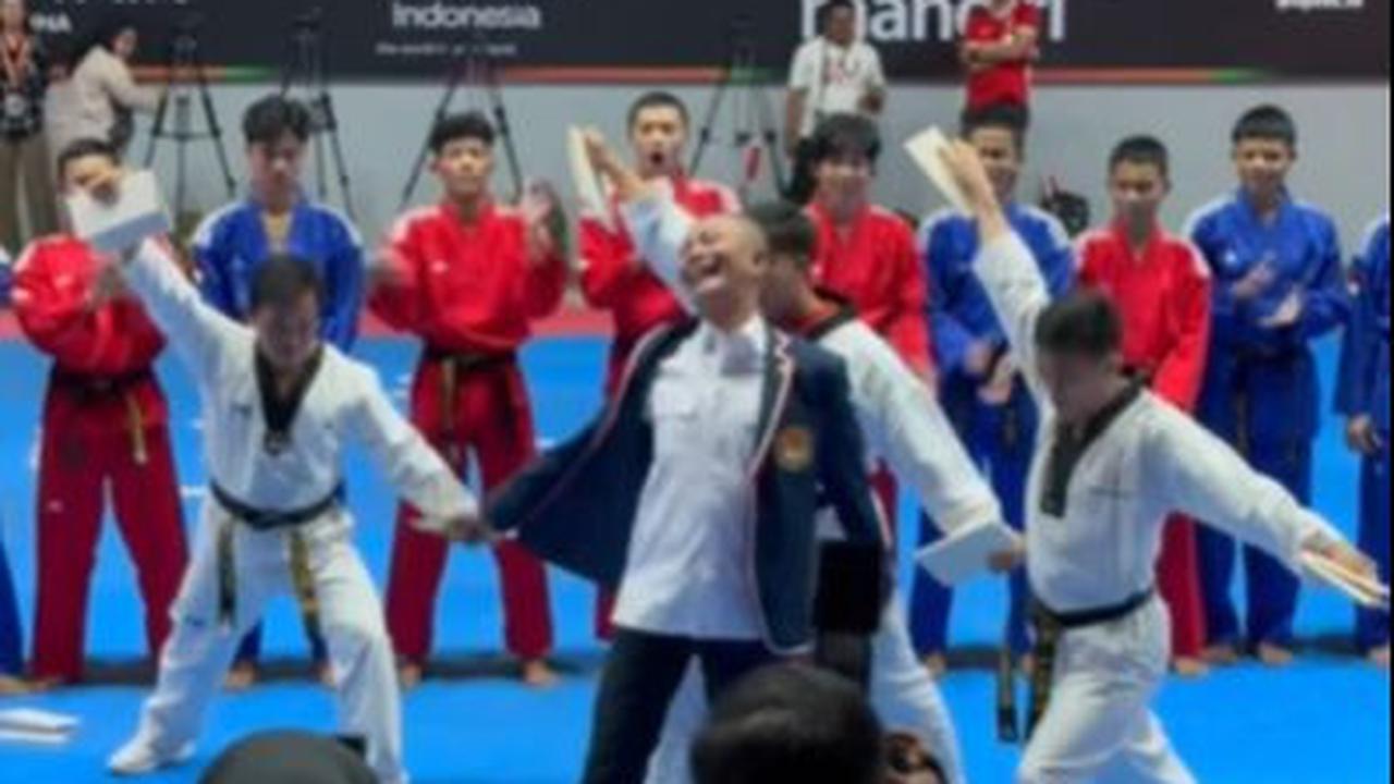 <b>Keluarkan Jurus Taekwondo, Patahkan Papan</b>