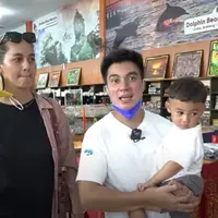 Baim Wong dan Paula Verhoeven menghadiahi Kiano saham pusat oleh-oleh di Bali, The Keranjang (YouTube/ BaimPaula)