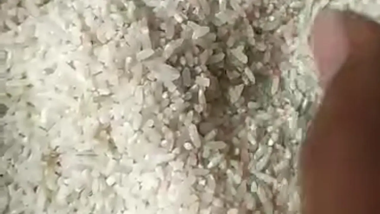 Beras bansos di Tuban bermasalah. (Ahmad Adirin/Liputan6.com)