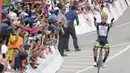 Pebalap dari Korea Cycling Team, Jang Jyunggu, merayakan keberhasilannya menjuarai Etape 6 Tour de Singkarak 2016 di Sawahlunto, Sumatera Barat, Kamis (11/8/2016). (Bola.com/Nicklas Hanoatubun)