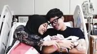 Aurel Hermansyah berbagi momen kedekatan dengan Baby AH saat mengASIhi (instagram/aurel.hermansyah)