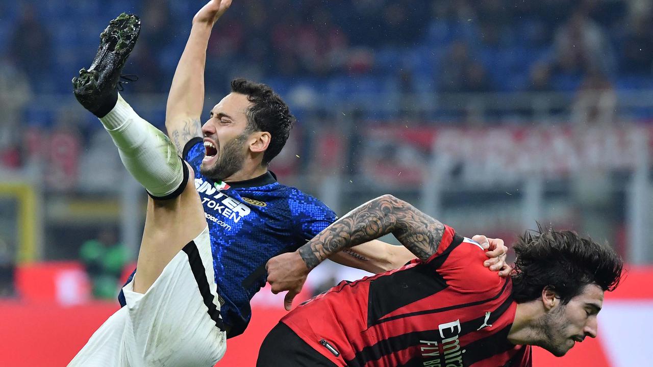 Foto: Aksi Duel Keras di Derby Milan