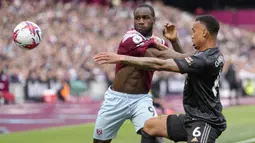 Striker West Ham United, Michail Antonio (kiri) berebut bola dengan bek Arsenal, Gabriel Magalhaes pada laga pekan ke-31 Liga Inggris 2022/2023 di London Stadium, London (17/4/2023). (AP Photo/Kirsty Wigglesworth)