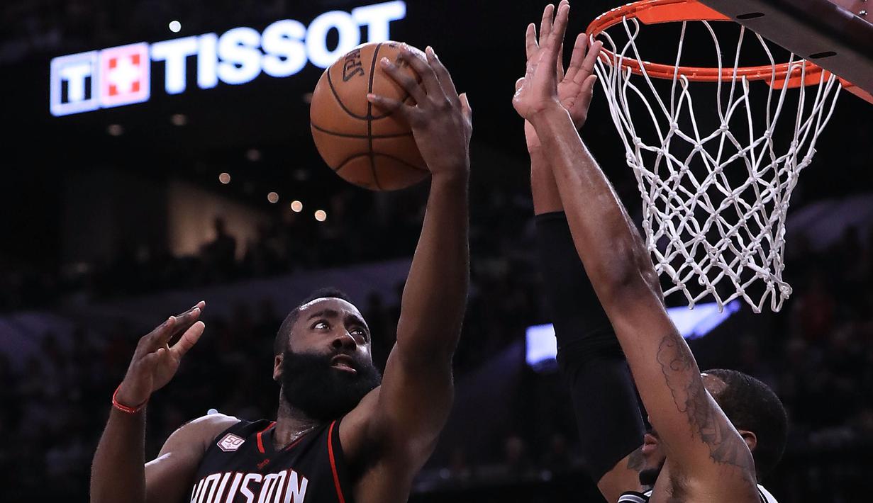 Pebasket Houston Rockets, James Harden, menghindari block pebasket San Antonio Spurs, LaMarcus Aldridge, pada laga semifinal wilayah barat NBA di AT&T Center, San Antonio, Rabu (3/5/2017). Spurs menang 121-96 atas Rockets. (AFP/Ronald Martinez)